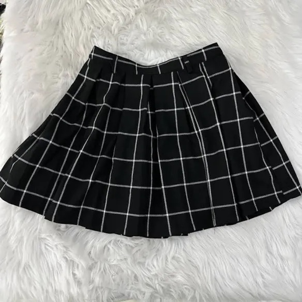 Hot Topic small black and white plaid skirt